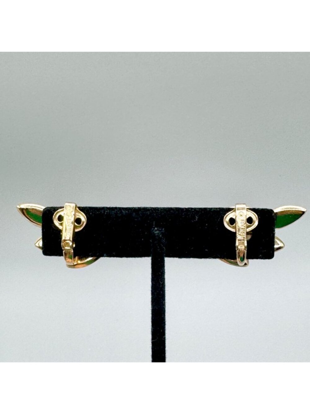 Vintage Crown Trifari Climber Earrings Clip On Gold Tone Matte and Glossy 1" - Picture 4 of 9